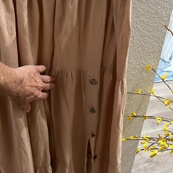 VTG Tan Slight Rustish 100% Rayon Maxi, Sz M, real functioning concho buttons - Picture 3 of 8